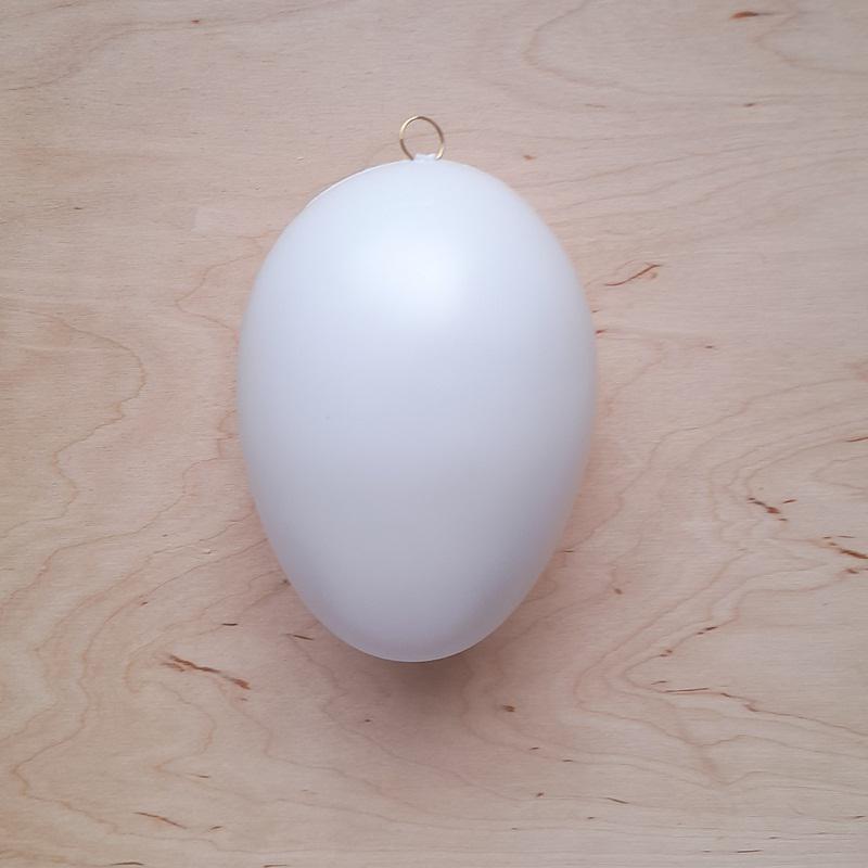 Fehér műanyag tojás akasztóval, mérete: 15 cm