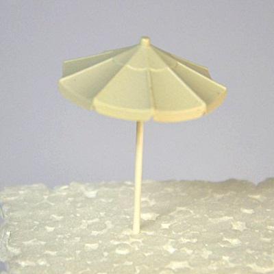 Fehér napernyő, műanyag, kicsi. Magassága: 25 mm, átmérő: 24 mm