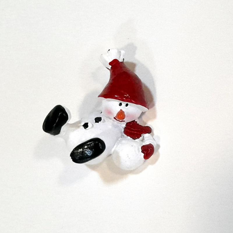Fekvő hóember figura hógolyóval. Mérete: 40x30 mm