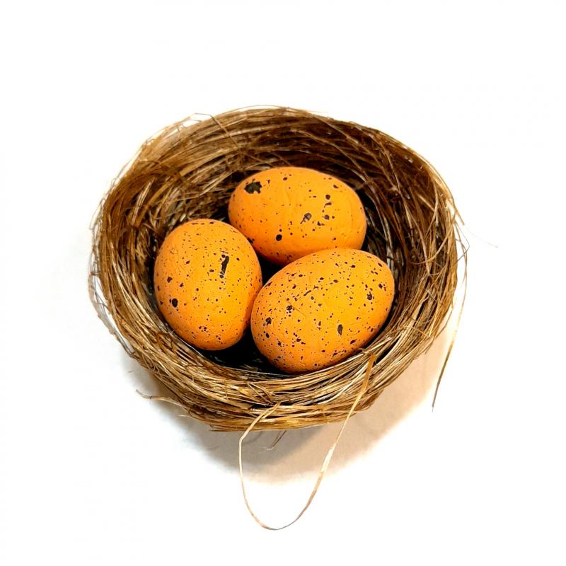 Három terrakotta színű tojás fészekben. Fészek mérete: 60x25 mm, tojás mérete: 17x25 mm