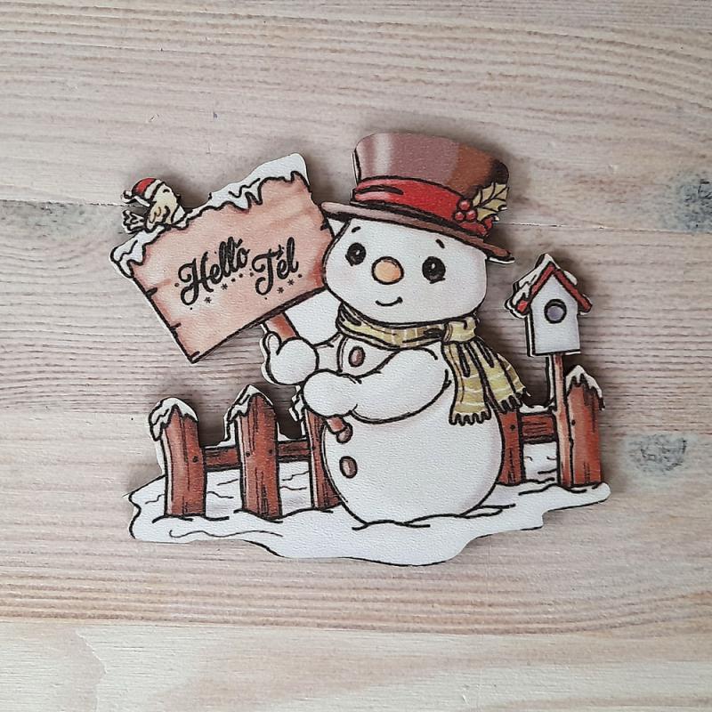 Hóember ’Helló Tél’ feliratú táblával, festett fa. Mérete: 105x92x3 mm