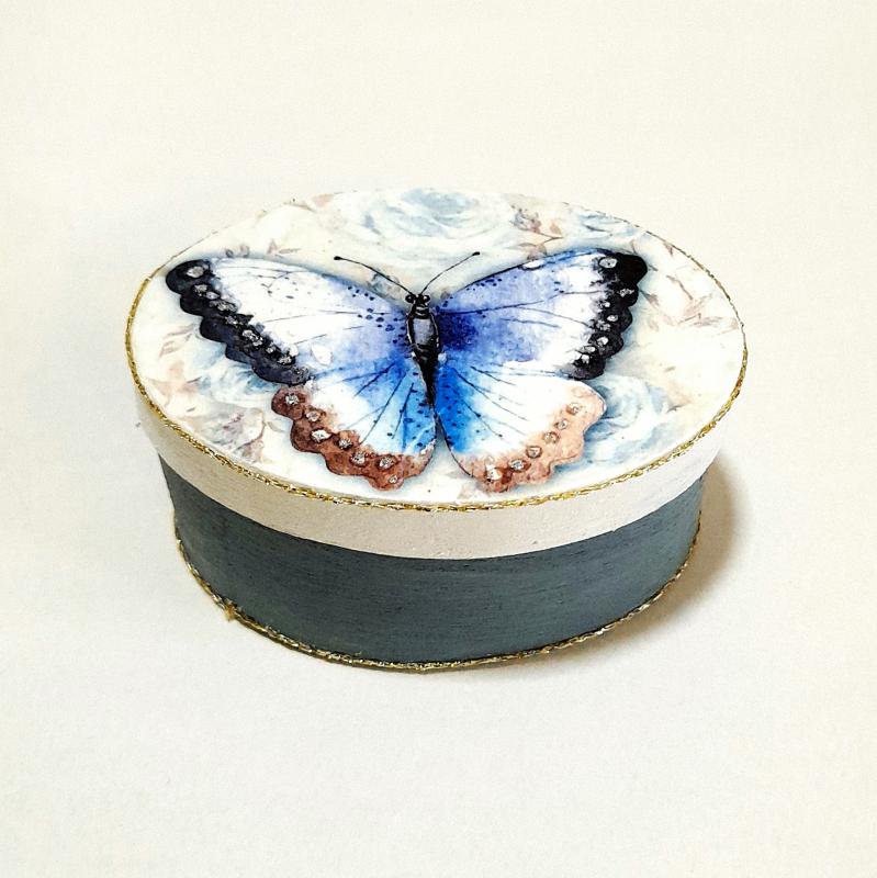 Kék pillangós ovális dobozka. Mérete: 8x6x3,5 cm