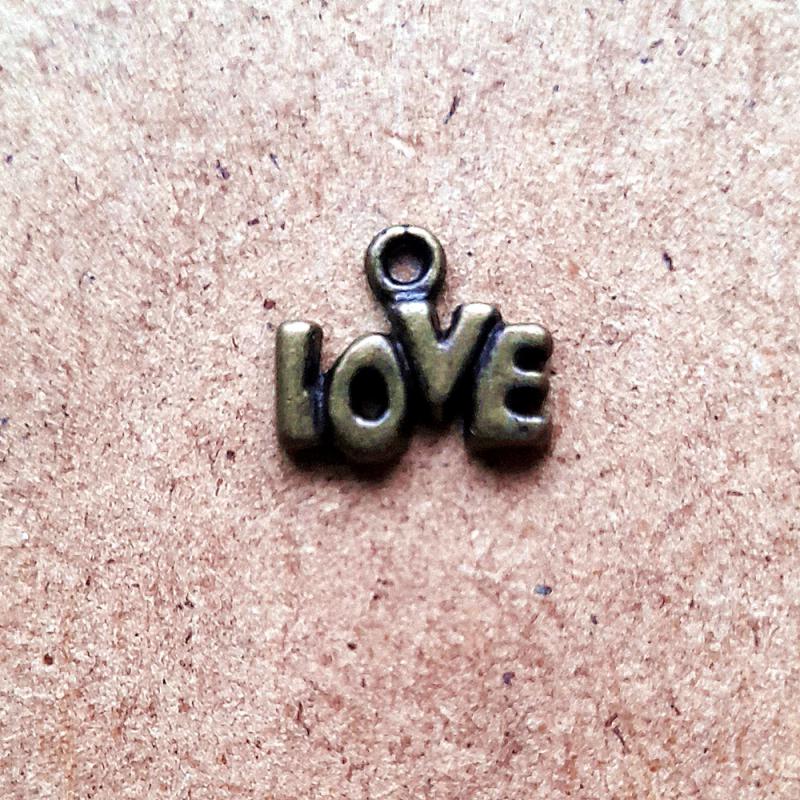 Love' felirat, bronz szinű. Mérete: 12x10 mm