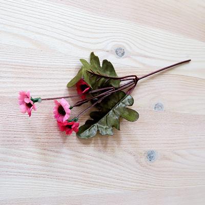 Margaréta, sötét rózsaszín, 4 virág/cs. Virág mérete: 2 cm, hossza: 12 cm