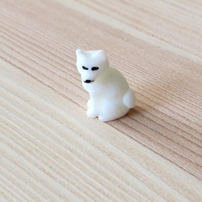Mini kutya, fehér. Mérete: 15x22 mm