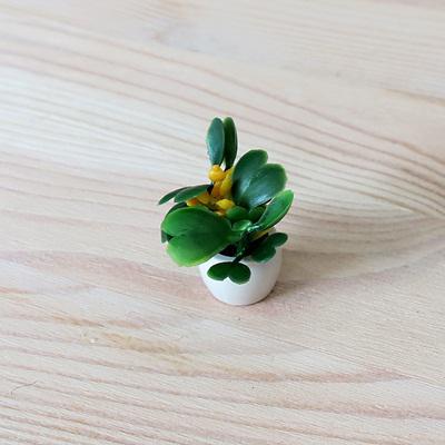 Mini műanyag cserepes virág. Mérete: 20x30 mm