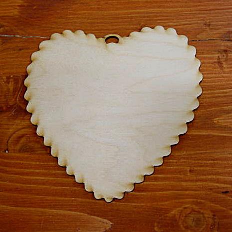 Natúr fa fodros szív, mérete: 150x150 mm