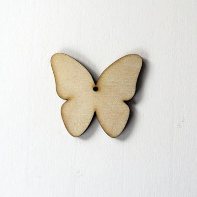 Natúr fa pillangó,felakasztható. Mérete: 50x45 mm