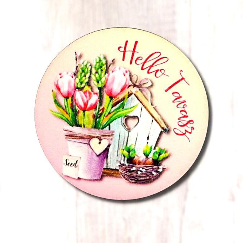 Nyomtatott kör fa tábla 'Hello Tavasz' felirattal, tulipánnal. Mérete: 5 cm