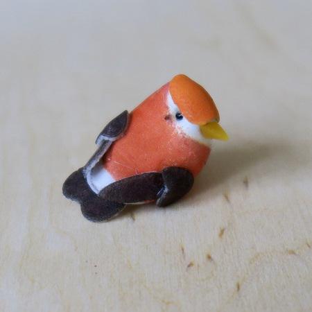 Pici madár, narancssárga. Mérete: 25 mm