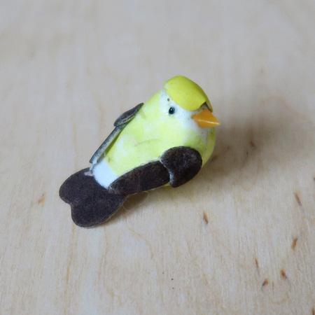 Pici madár, sárga. Mérete: 25 mm