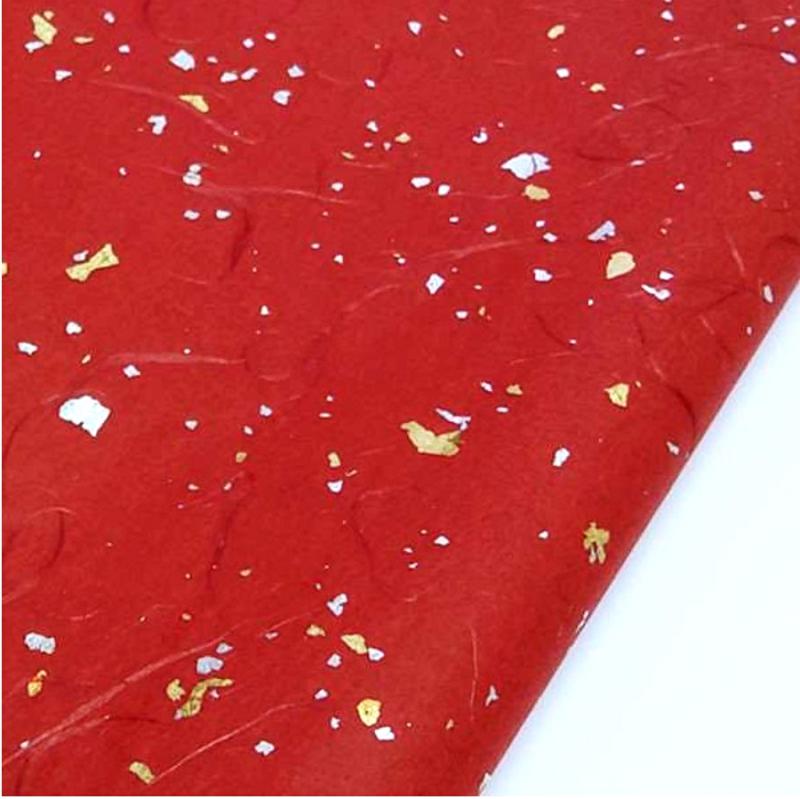 Piros rizspapír arany és ezüst spricceléssel, mérete: 50x35 cm
