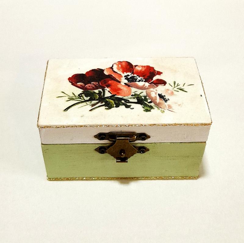 Piros virágos dobozka, mérete: 9x5,5x5 cm