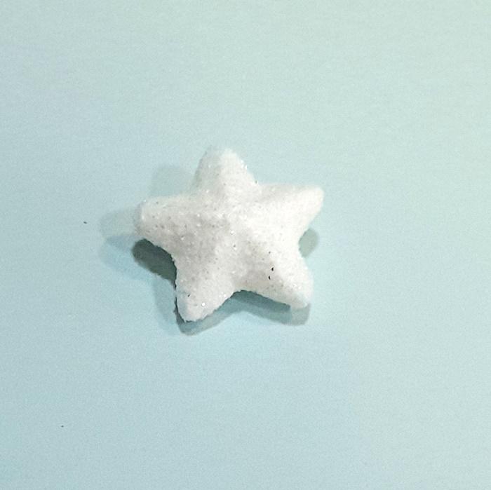 Polisztirol csillag, csillámos, fehér. Mérete: 20 mm
