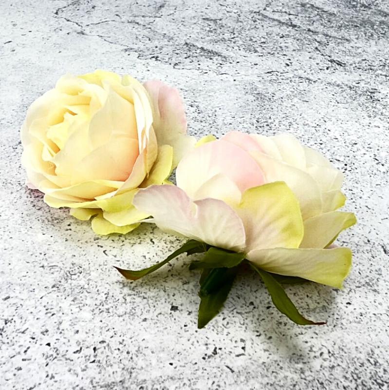 Rózsafej, cirmos krém szinű. Mérete:  kb. 4,5 cm