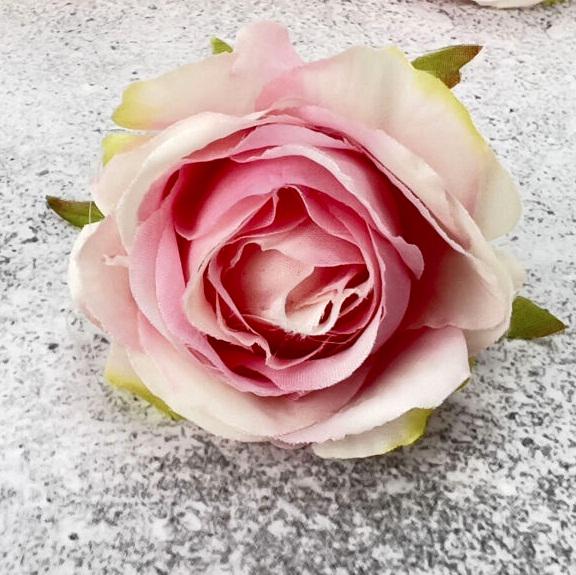 Rózsafej selyemvirág, krém rózsaszín. Mérete: kb. 45 mm