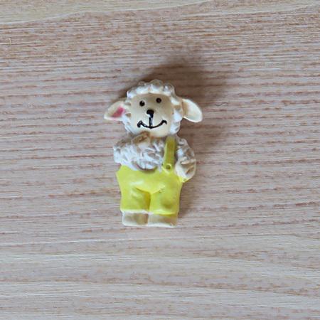 Sárga ruhás bárány, öntapadós. Mérete: 18x28 mm