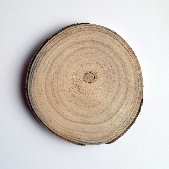 Szelet fa, natúr. Átlagos méret: 180-210 mm, vastagsága  kb. 20 mm