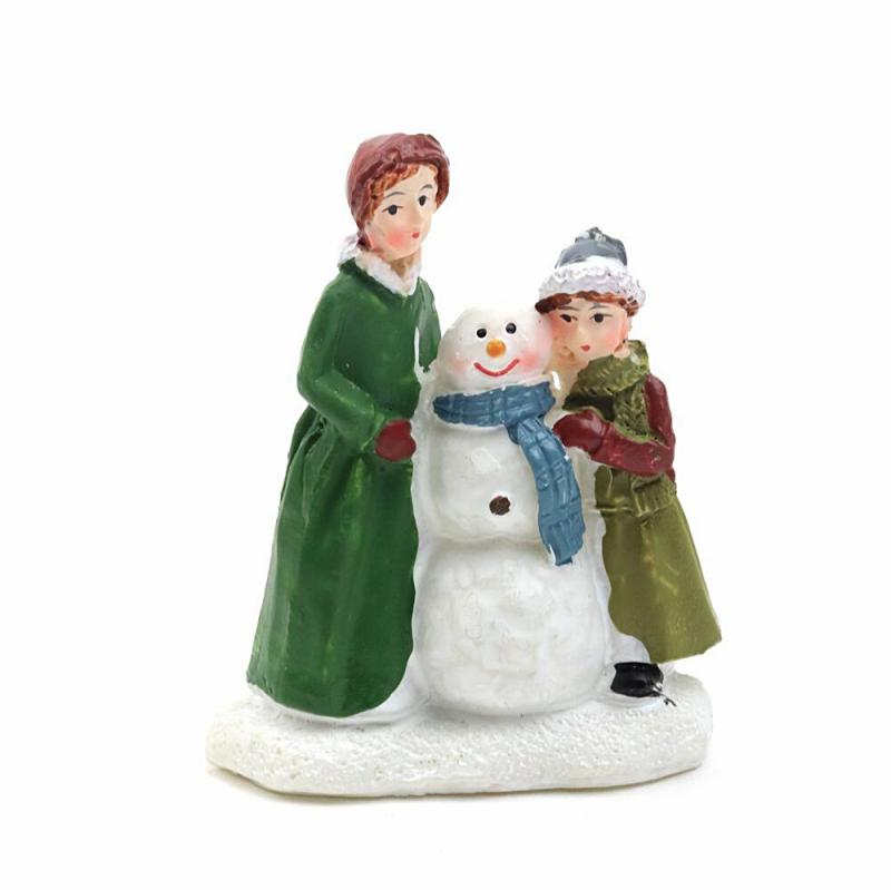 Téli falu figura - anyuka gyerekével, hóemberrel. Mérete:  45x55x22 mm