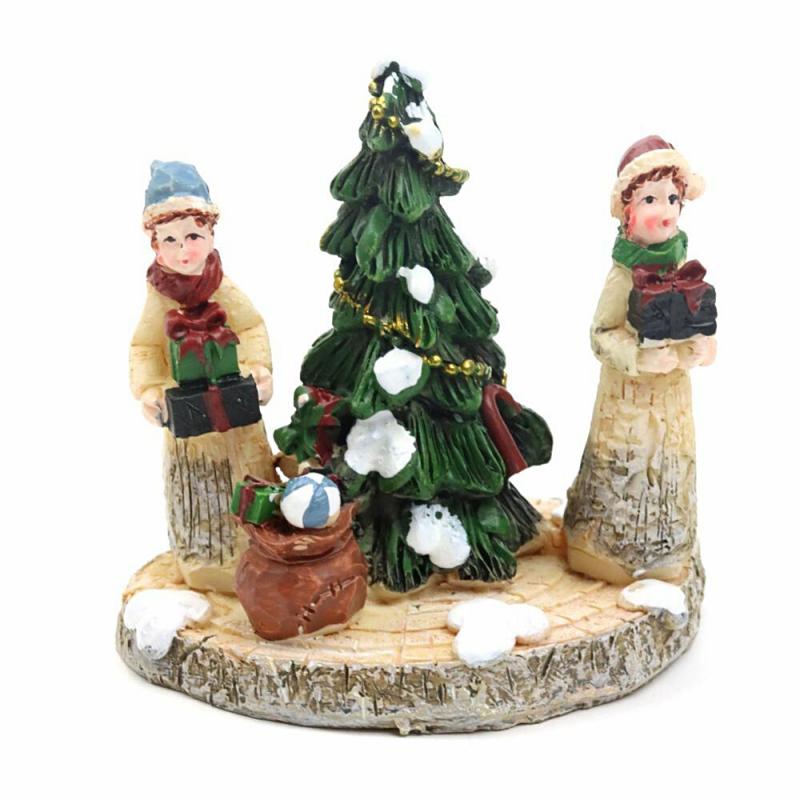 Téli falu figura - gyerekek karácsonyfával. Mérete: 65x65x45 mm
