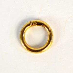 Albumgyűrű, arany színű. Külső átm.: 24 mm, belső átm.: 17 mm