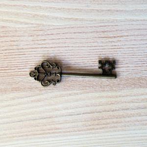 Bronz színű barokk kulcs, mérete: 55x17 mm