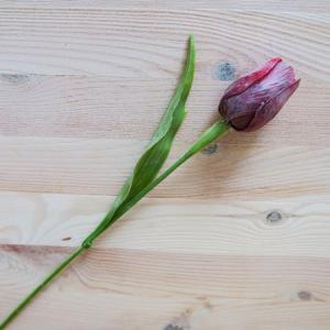 Szálas világos bordó tulipán (műanyag). Hossza: 40 cm, virág mérete: 35x50 mm