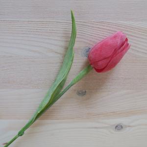 Szálas világos piros tulipán (műanyag). Hossza: 40 cm, virág mérete: 35x50 mm