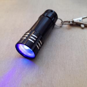 UV elemlámpa kulcstartóval, 3 ledes. Mérete: 54x17 mm
