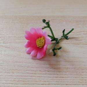 Virágszálacska, rózsaszín. Virág átmérője: 30 mm, szár hossza: 35 mm