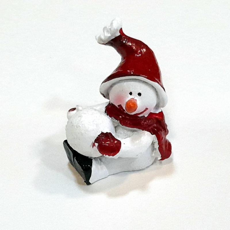Ülő hóember figura hógolyóval. Mérete: 40x30 mm
