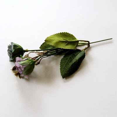 Vintázs rózsacsokor, ódonkék-lila. Virág mérete: 30x25 mm, teljes hossza: 170 mm