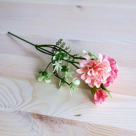 Virágcsokor, lágy középrózsaszín és rozé, 2 virág + 1 bimbó fehér kiegészítővel, levéllel. Teljes hossza: 22 cm