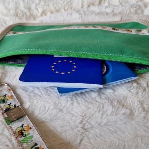 El Mariarchi kutyaútlevél tartó