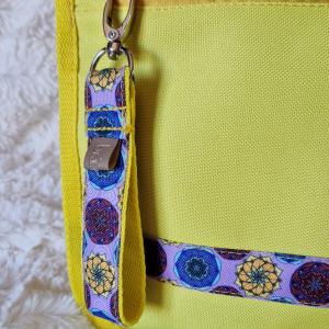 Mandala Yellow kutyaútlevél tartó