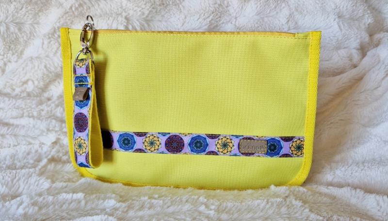 Mandala Yellow kutyaútlevél tartó