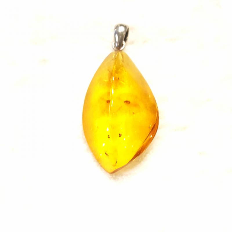 Borostyán medál hullámos pici szúnyoggal 318