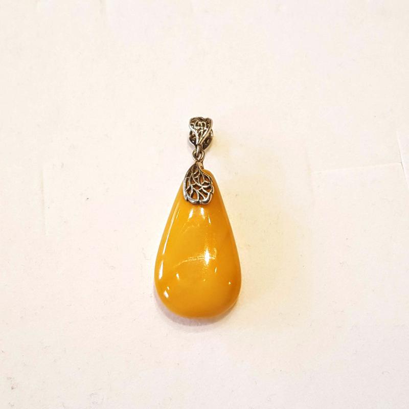 Borostyán medál sárga opak  aranyozott ezüst akasztóval 365