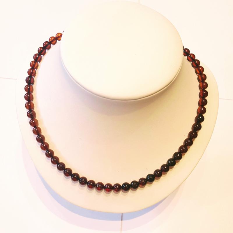 Borostyán nyakék gyöngysor sötét színű  455