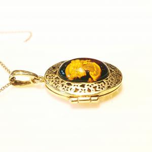 Borostyán kámea medál nyitható aranyozott ezüst foglalatban Jubilex 419