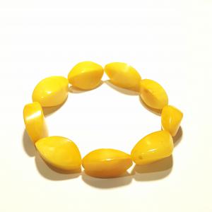 Borostyán karkötő hullámosra csíszolt opak gumis 660