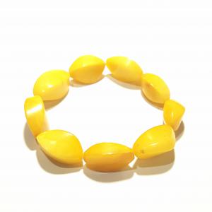 Borostyán karkötő hullámosra csíszolt opak gumis 660