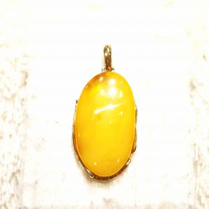 Borostyán medál aranyozott  ezüst foglalatban 608