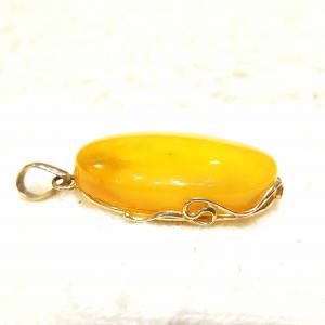 Borostyán medál aranyozott  ezüst foglalatban 608