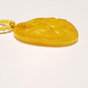 Borostyán medál faragott sárga opak apró borostyán gyöngysorral 604