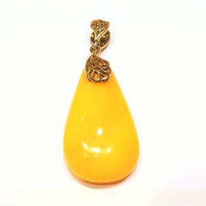 Borostyán medál sárga opak  aranyozott ezüst aksztóval 361