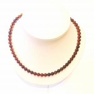 Borostyán nyakék gyöngysor sötét színű  455