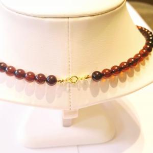 Borostyán nyakék gyöngysor sötét színű  455