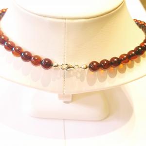 Borostyán nyakék gyöngysor szabályos gömb alakú gyöngyökből 451