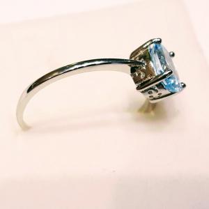 Ródiumozott ezüst gyűrű kék topázzal (méret 54,55,58)  225